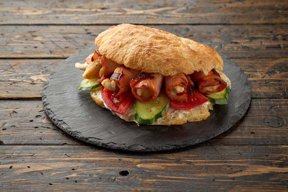 Бургер с куриным филе в беконе