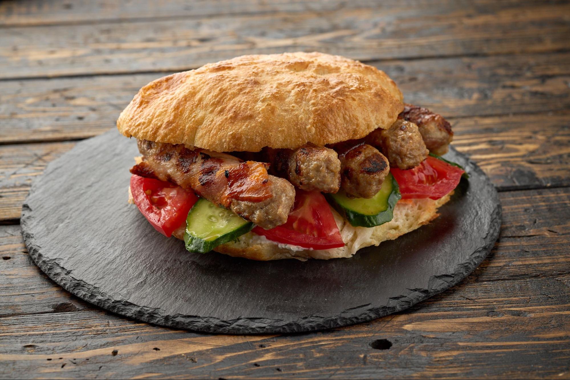 Бургер с чевапи в беконе