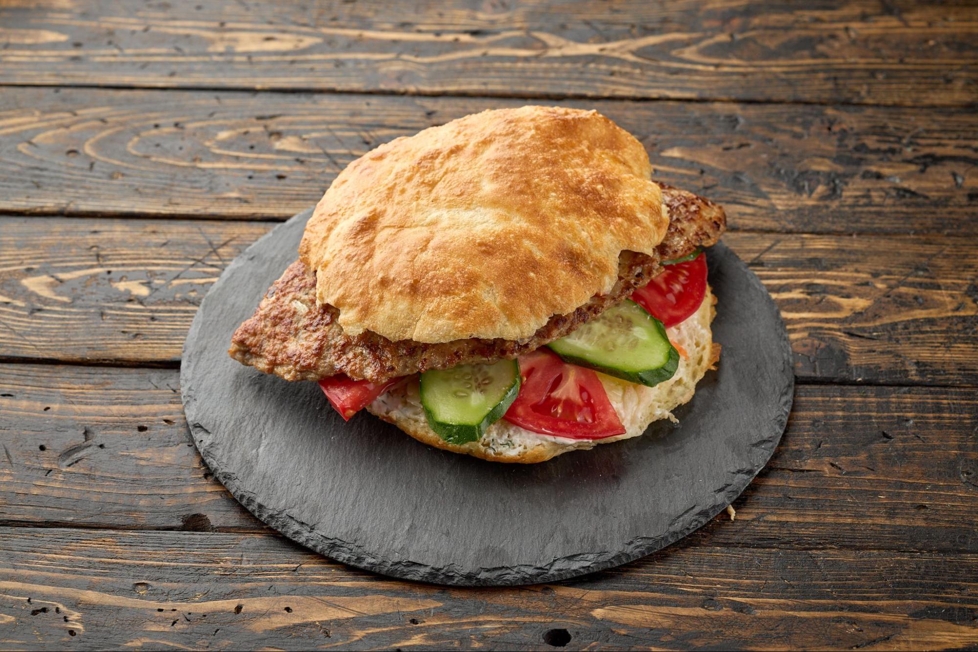 Бургер с фаршированной плескавицей