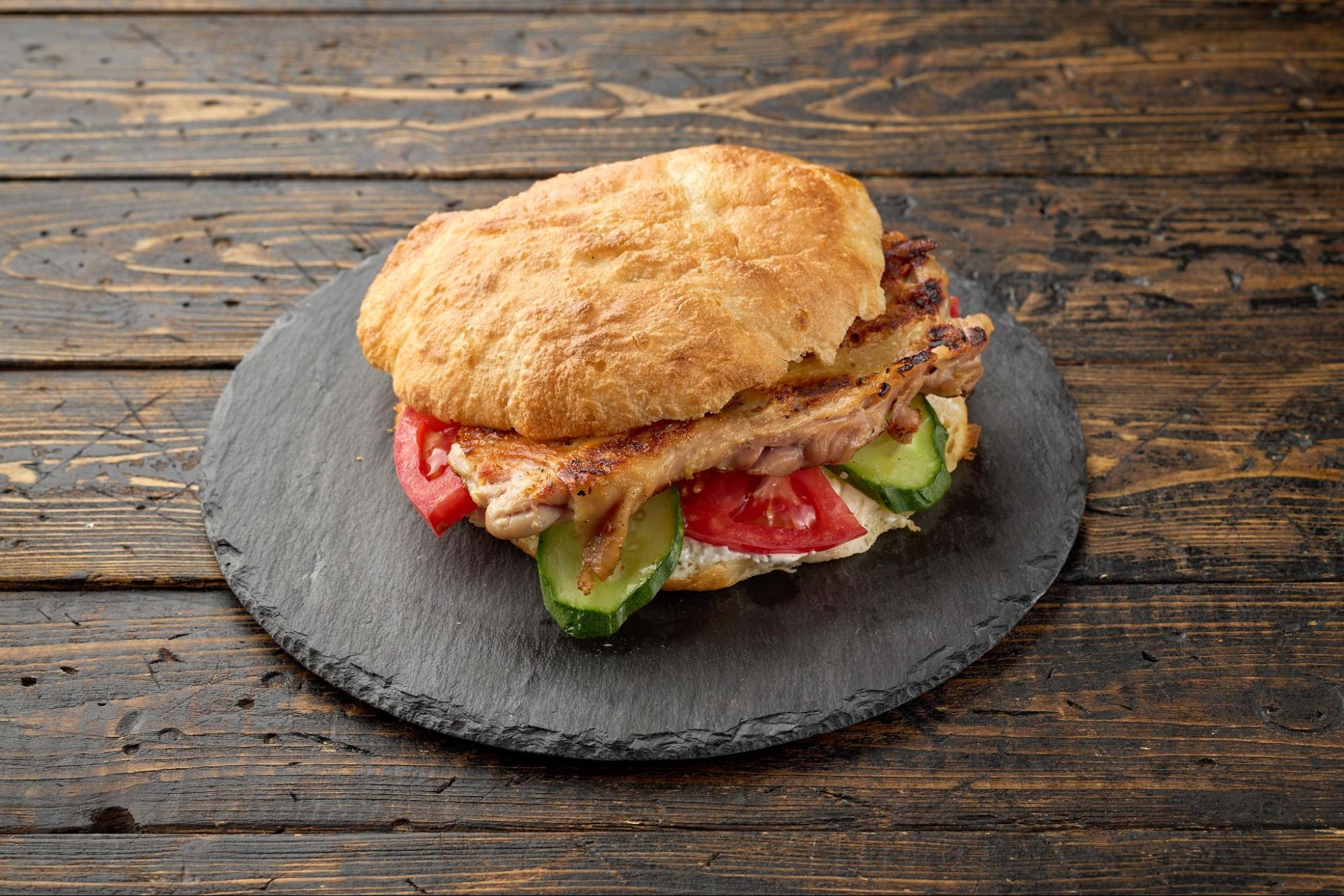 Бургер с куриным окороком