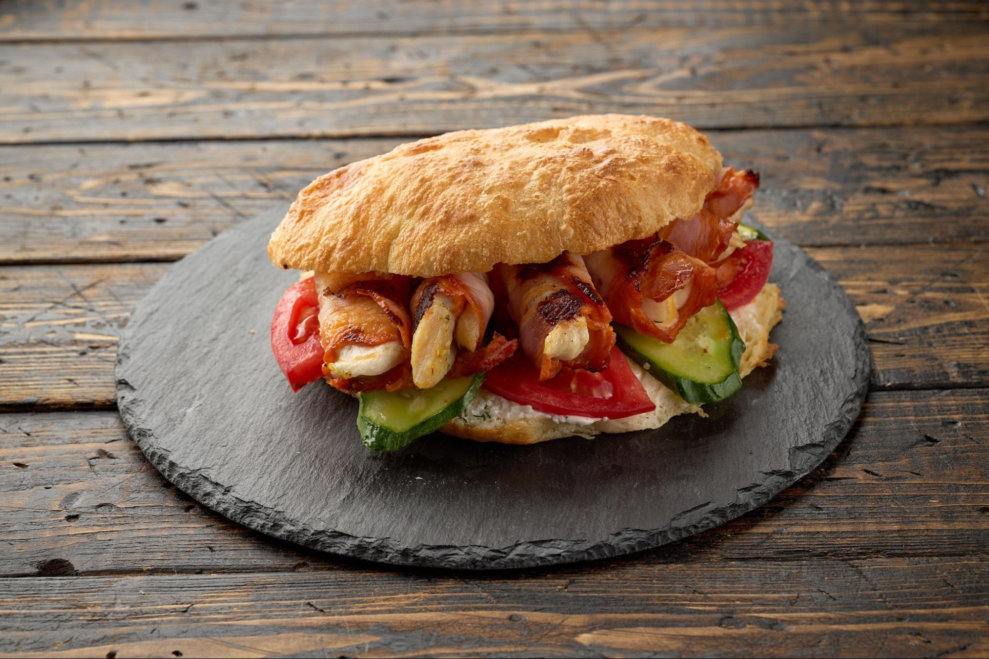 Бургер с куриным филе в беконе