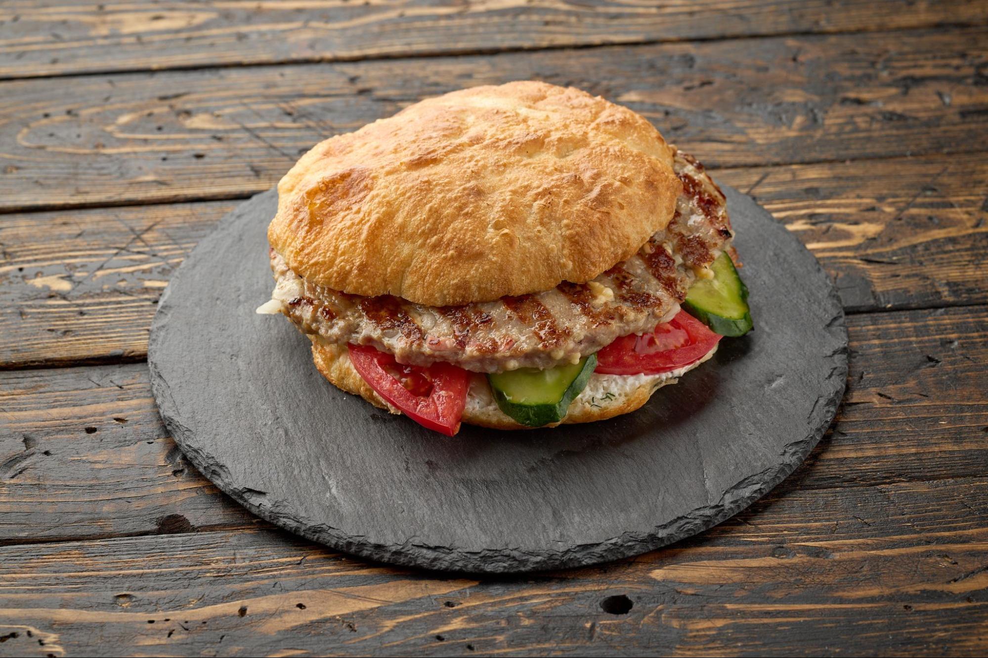 Бургер с плескавицей для гурманов (острое)